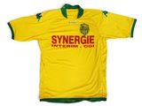 un maillot de foot jaune et vert avec un col vert