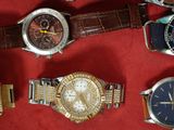 de nombreuses montres posées sur un fond rouge