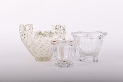 trois vases en verre transparent posés l'un à côté de l'autre sur une surface blanche