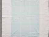 nappe à carreaux bleus et blancs sur fond gris, avec monogramme
