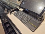 un ordinateur portable posé sur une table