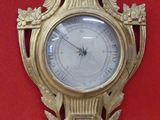 une horloge accrochée au mur à côté d'une autre horloge accrochée au mur