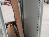 une boîte posée sur une étagère en métal
