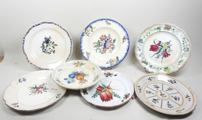de nombreuses assiettes ornées de motifs variés