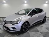 une voiture blanche garée dans une pièce au sol en damier