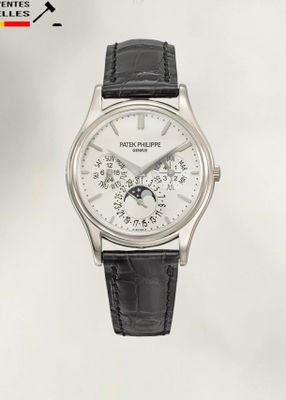 La montre possède un cadran blanc et un bracelet en cuir noir.