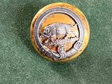 un bouton sur lequel figure l'image d'un lion