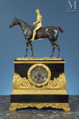 une statue représentant un homme à cheval au sommet d'une horloge