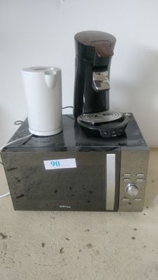 une cafetière posée sur un four grille-pain