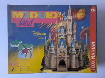 une boîte surmontée d'une maquette de château