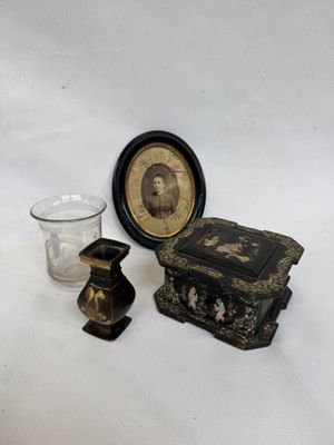 la photo d'une femme dans un cadre, à côté d'un verre d'eau