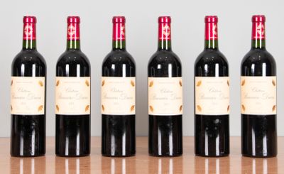 six bouteilles de vin rouge alignées sur une table en bois