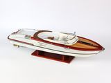 une maquette de bateau posée sur un socle, sur une surface blanche