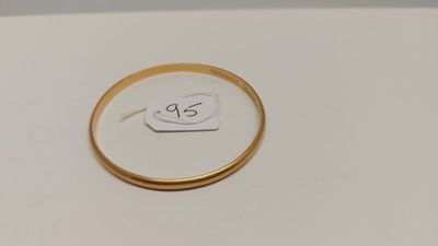 une bague en or avec une étiquette de prix