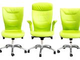 quatre chaises de bureau vert citron alignées sur des roulettes