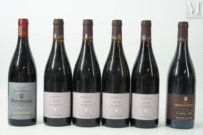 six bouteilles de vin sont alignées sur une table