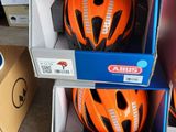 Des cartons de casques sont empilés les uns sur les autres dans une pièce
