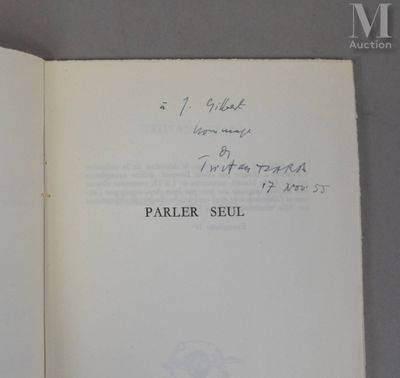 un livre ouvert dont la couverture porte un titre écrit à la main