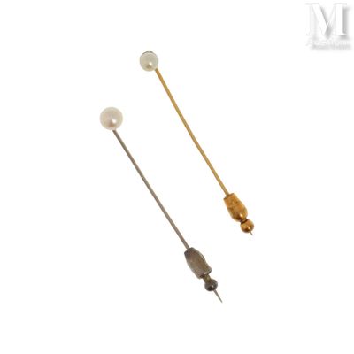 une paire de boucles d'oreilles en perles et en or sur fond blanc