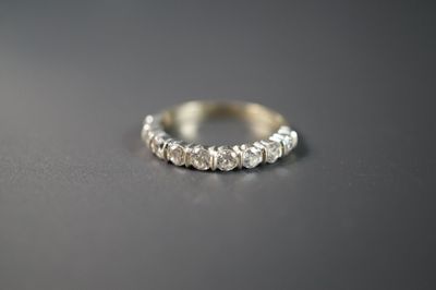 gros plan d'une bague en diamant sur une table