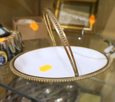 une table en verre sur laquelle est posée une assiette dorée