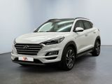 un SUV blanc garé dans une pièce au sol noir