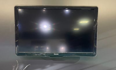 une télévision à écran plat posée sur une table en verre