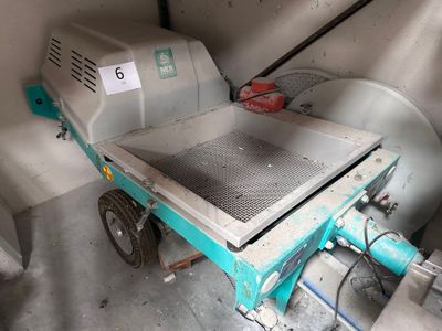 une machine qui se trouve dans une pièce, près d'un mur