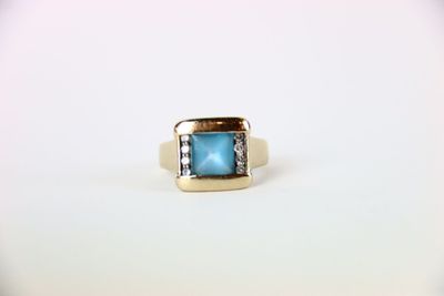 Gros plan sur une bague contenant une pierre bleue