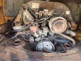 un très vieux moteur à l'arrière d'un camion