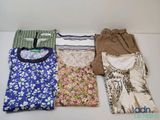 quatre paires de vêtements pour femmes disposées sur une table