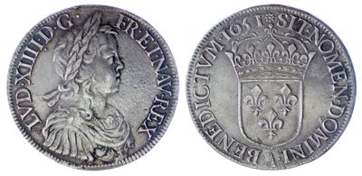 une pièce d'argent surmontée d'une couronne