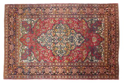 un tapis rouge orné d'un médaillon