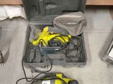 une boîte à outils contenant des outils, posée par terre dans une pièce