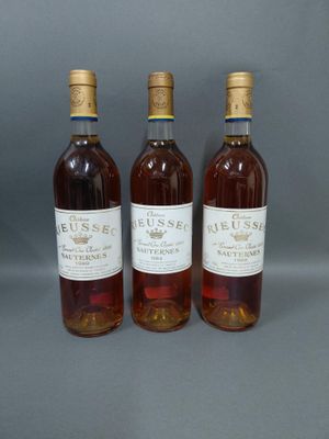 trois bouteilles de vin posées l'une à côté de l'autre sur une table
