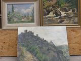 deux tableaux encadrés représentant un paysage de montagne et un tableau représentant un château