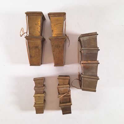 quatre morceaux de bois posés sur une surface blanche