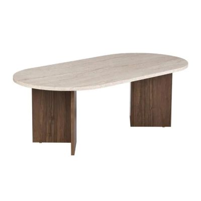La table ovale est en bois et possède un plateau en marbre blanc.