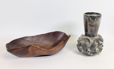deux vases et un bol posés sur une surface blanche