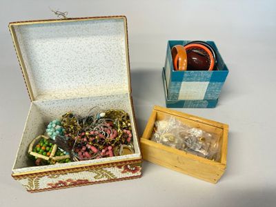 une petite boîte contenant tout un tas de bijoux