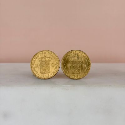 deux pièces d'or posées sur un comptoir en marbre