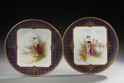 deux assiettes avec une peinture représentant un homme et une femme