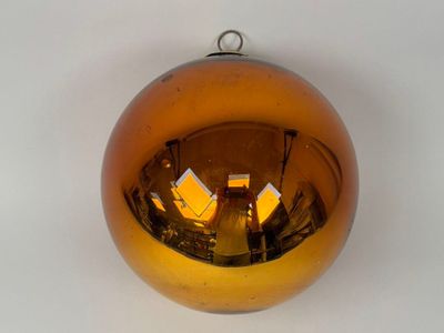 une décoration orange accrochée à un mur blanc