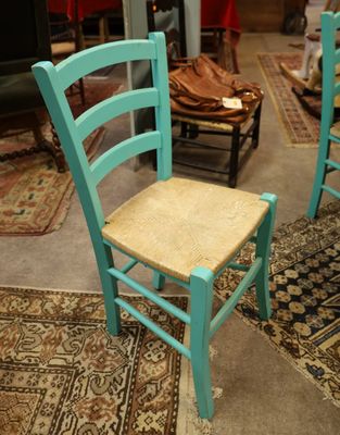 deux chaises dans une pièce où il y a un tapis au sol