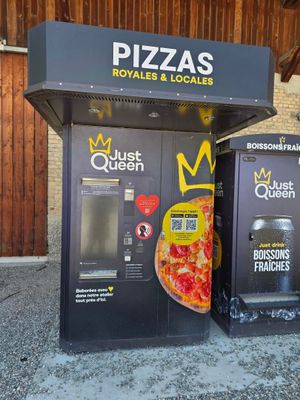 deux distributeurs automatiques sur lesquels sont représentées des pizzas