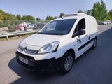 la camionnette blanche est garée sur le côté de la route