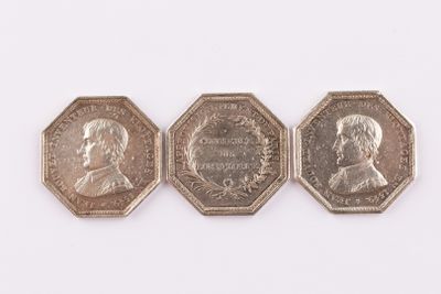 trois types de pièces différents sont présentés sur une surface blanche