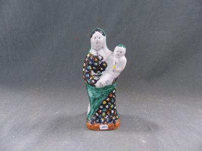 une figurine représentant une femme tenant un chat