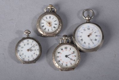 trois montres de poche en argent comportant des chiffres romains