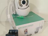 un appareil photo posé sur une boîte